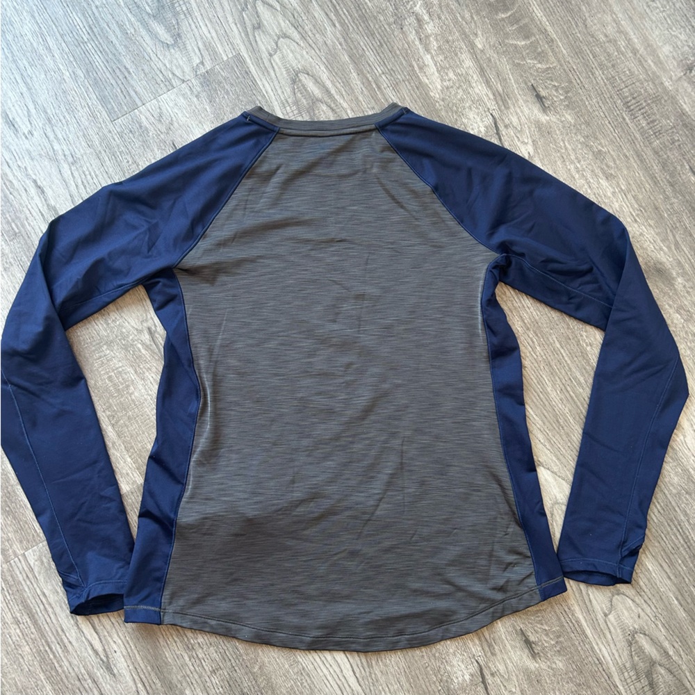 Under Armour women’s Gray and Blue Long Sleeve Shirt heat gear - Picture 7 of 7